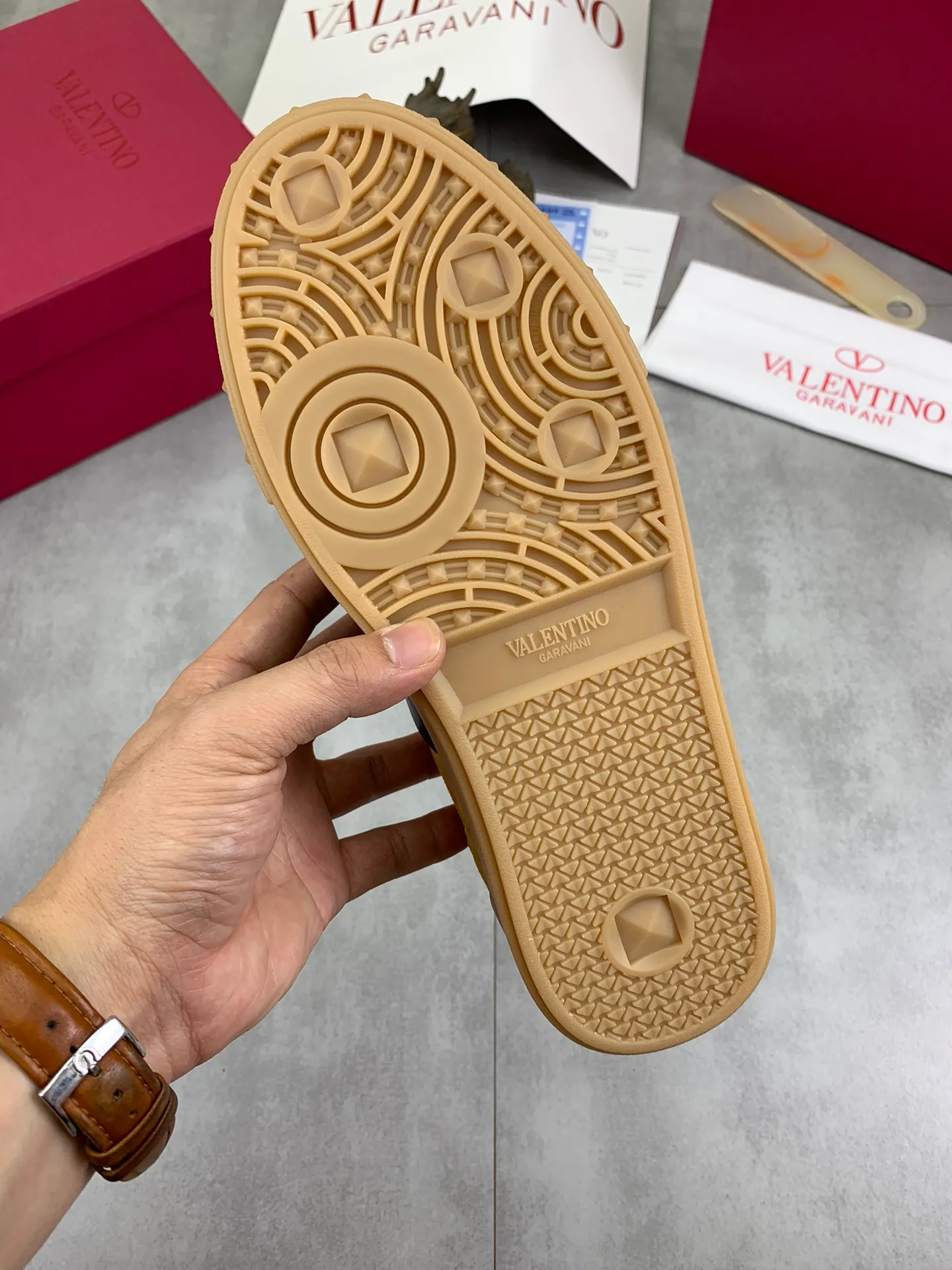 Men's Men's Shoes P520 New Couple Style Valentino Valentino 2025/UPVILLAGE Couple Casual Sports Shoes Moral Training Shoes 🆚Professional high-end, perfect replica, first-class quality, all made of original 1:1 materials, exclusive mold opening! 🎁Full set of high-end packaging at the counter ✔️Fabric: high mercerized cowhide ✔️Outsole: TPU material outsole ✔️Size: female 35-40 male 39-45 (female 41 male 38.46) 🆚All details are customized at 1:1 mold, striving for perfection!